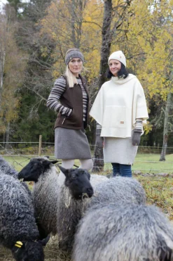 NLS HUMLA PONCHO, 100% OFÄRGAD ULL — NATURAL WHITE